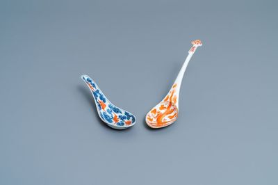 Twee Chinese blauw-witte en ijzerrode lepels met vleermuizen en een draak, 19/20e eeuw