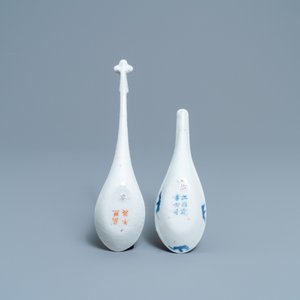 Twee Chinese blauw-witte en ijzerrode lepels met vleermuizen en een draak, 19/20e eeuw — foto 3