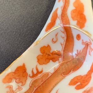 Twee Chinese blauw-witte en ijzerrode lepels met vleermuizen en een draak, 19/20e eeuw — foto 6
