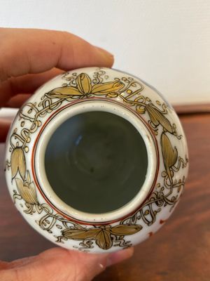 Twee Chinese blauw-witte en ijzerrode theebussen met karpers, Yongzheng — foto 14