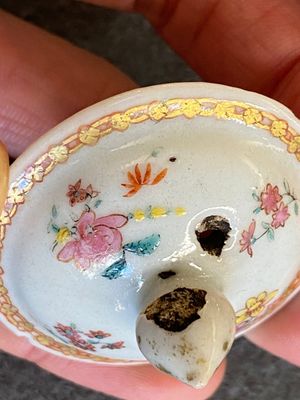 Twee Chinese blauw-witte en ijzerrode theebussen met karpers, Yongzheng — foto 20