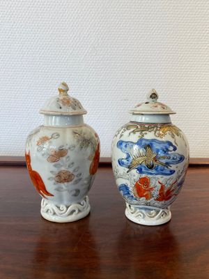 Twee Chinese blauw-witte en ijzerrode theebussen met karpers, Yongzheng — foto 2