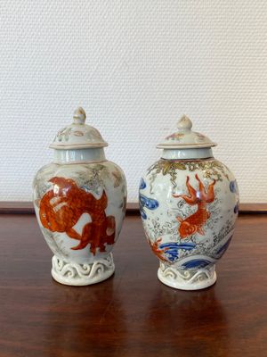 Twee Chinese blauw-witte en ijzerrode theebussen met karpers, Yongzheng — foto 3