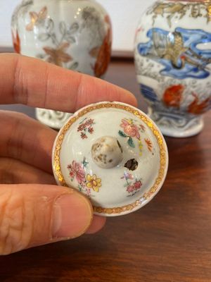 Twee Chinese blauw-witte en ijzerrode theebussen met karpers, Yongzheng — foto 7