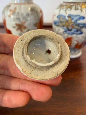 Twee Chinese blauw-witte en ijzerrode theebussen met karpers, Yongzheng — foto 8