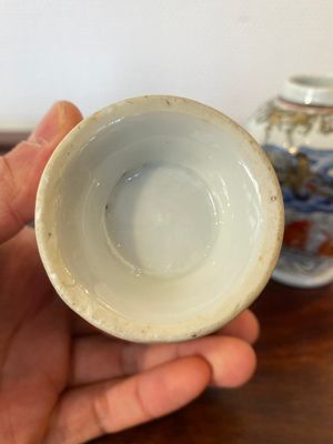 Twee Chinese blauw-witte en ijzerrode theebussen met karpers, Yongzheng — foto 10