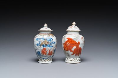 Twee Chinese blauw-witte en ijzerrode theebussen met karpers, Yongzheng