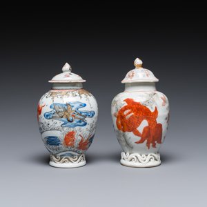 Twee Chinese blauw-witte en ijzerrode theebussen met karpers, Yongzheng — foto 3