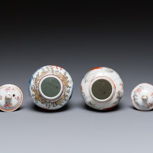 Twee Chinese blauw-witte en ijzerrode theebussen met karpers, Yongzheng — foto 5