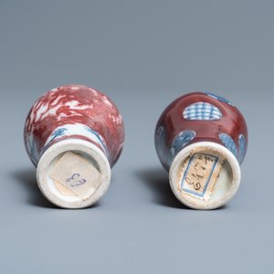 Twee Chinese blauw-witte en koperrode miniatuur 'meiping' vazen, 18/19e eeuw — foto 6