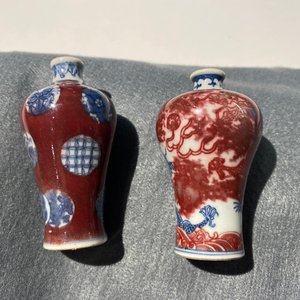 Twee Chinese blauw-witte en koperrode miniatuur 'meiping' vazen, 18/19e eeuw — foto 8