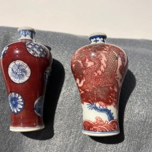 Twee Chinese blauw-witte en koperrode miniatuur 'meiping' vazen, 18/19e eeuw — foto 9