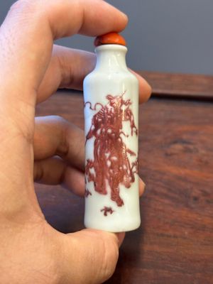 Twee Chinese blauw-witte en koperrode snuifflessen, Qianlong merk, 19e eeuw — foto 3