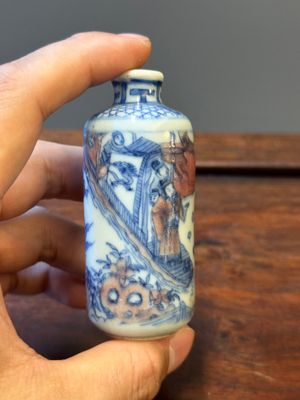 Twee Chinese blauw-witte en koperrode snuifflessen, Qianlong merk, 19e eeuw — foto 8