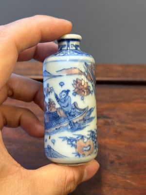 Twee Chinese blauw-witte en koperrode snuifflessen, Qianlong merk, 19e eeuw — foto 9