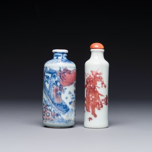 Twee Chinese blauw-witte en koperrode snuifflessen, Qianlong merk, 19e eeuw — foto 2