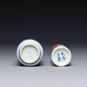 Twee Chinese blauw-witte en koperrode snuifflessen, Qianlong merk, 19e eeuw — foto 3