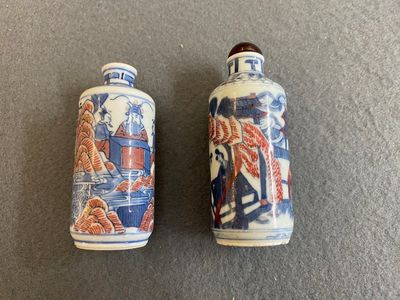 Twee Chinese blauw-witte en koperrode snuifflessen, Yongzheng merk, 19e eeuw — foto 2
