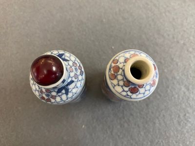 Twee Chinese blauw-witte en koperrode snuifflessen, Yongzheng merk, 19e eeuw — foto 5