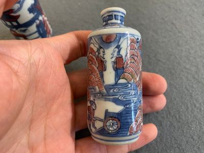 Twee Chinese blauw-witte en koperrode snuifflessen, Yongzheng merk, 19e eeuw — foto 6