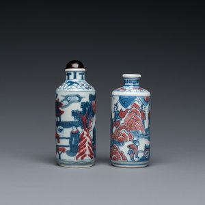 Twee Chinese blauw-witte en koperrode snuifflessen, Yongzheng merk, 19e eeuw — foto 1