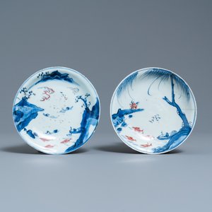 Twee Chinese blauw-witte en onderglazuur rode schotels met vissen, Transitie periode — foto 1