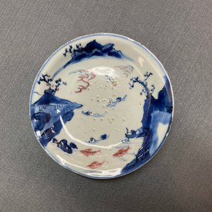 Twee Chinese blauw-witte en onderglazuur rode schotels met vissen, Transitie periode — foto 16