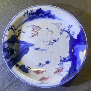 Twee Chinese blauw-witte en onderglazuur rode schotels met vissen, Transitie periode — foto 5