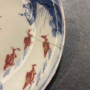 Twee Chinese blauw-witte en onderglazuur rode schotels met vissen, Transitie periode — foto 8