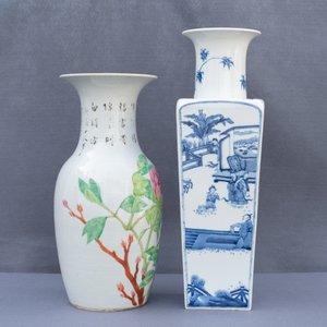 Twee Chinese blauw-witte en qianjiang cai vazen, 19/20e eeuw — foto 19