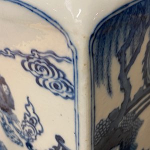 Twee Chinese blauw-witte en qianjiang cai vazen, 19/20e eeuw — foto 9