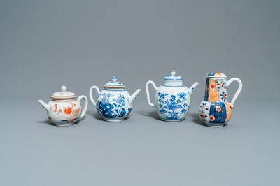 Twee Chinese blauw-witte en twee Imari-stijl theepotten met deksels, Kangxi/Qianlong