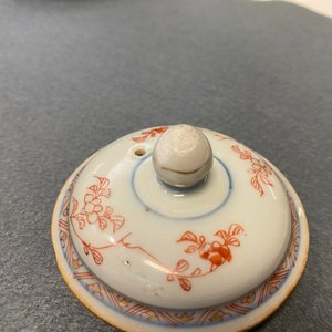 Twee Chinese blauw-witte en twee Imari-stijl theepotten met deksels, Kangxi/Qianlong — foto 22