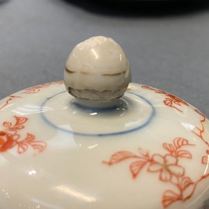 Twee Chinese blauw-witte en twee Imari-stijl theepotten met deksels, Kangxi/Qianlong — foto 23