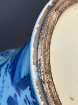 Twee Chinese blauw-witte 'gu' vazen met eekhoorns tussen druivenranken, Kangxi — foto 14