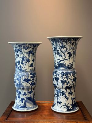 Twee Chinese blauw-witte 'gu' vazen met eekhoorns tussen druivenranken, Kangxi — foto 3