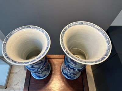 Twee Chinese blauw-witte 'gu' vazen met eekhoorns tussen druivenranken, Kangxi — foto 5