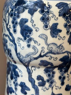 Twee Chinese blauw-witte 'gu' vazen met eekhoorns tussen druivenranken, Kangxi — foto 6