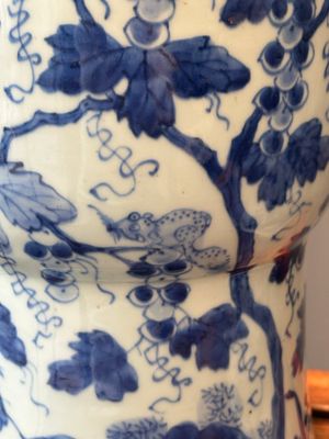 Twee Chinese blauw-witte 'gu' vazen met eekhoorns tussen druivenranken, Kangxi — foto 9