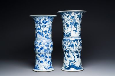 Twee Chinese blauw-witte 'gu' vazen met eekhoorns tussen druivenranken, Kangxi
