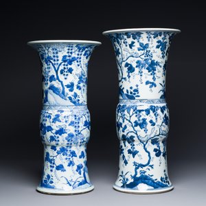 Twee Chinese blauw-witte 'gu' vazen met eekhoorns tussen druivenranken, Kangxi — foto 1