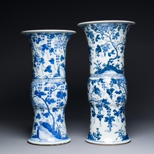 Twee Chinese blauw-witte 'gu' vazen met eekhoorns tussen druivenranken, Kangxi — foto 2