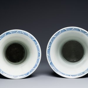 Twee Chinese blauw-witte 'gu' vazen met eekhoorns tussen druivenranken, Kangxi — foto 5