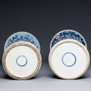 Twee Chinese blauw-witte 'gu' vazen met eekhoorns tussen druivenranken, Kangxi — foto 6