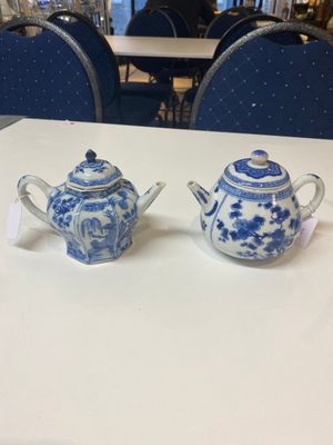 Twee Chinese blauw-witte kannen en twee theepotten, Kangxi — foto 1