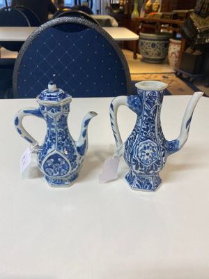 Twee Chinese blauw-witte kannen en twee theepotten, Kangxi — foto 12