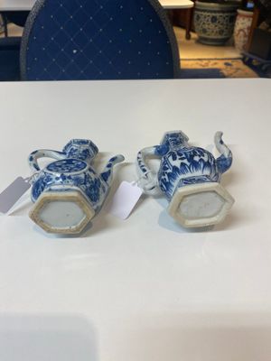 Twee Chinese blauw-witte kannen en twee theepotten, Kangxi — foto 15