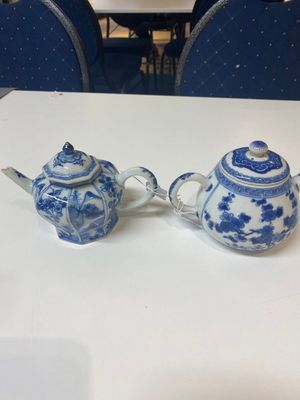 Twee Chinese blauw-witte kannen en twee theepotten, Kangxi — foto 2