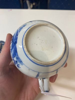 Twee Chinese blauw-witte kannen en twee theepotten, Kangxi — foto 6