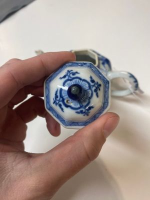 Twee Chinese blauw-witte kannen en twee theepotten, Kangxi — foto 7